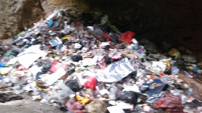 Tumpukan sampah di Gua Lebar