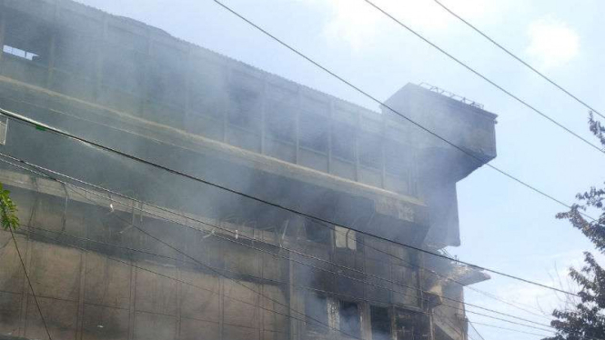 Asap hitam mengepul dari lokasi kebakaran di Pasar Aksara Medan 