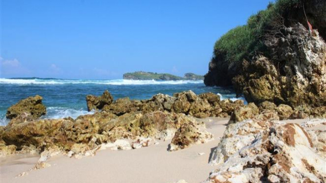 Enam Keistimewaan Pantai Sadranan Di Gunungkidul Viva