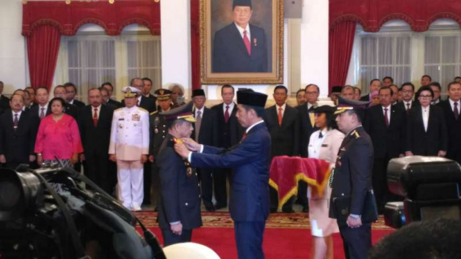 Presiden Jokowi melantik Kapolri Jenderal Tito Karnavian, Rabu (13/7/2016).