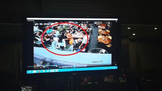 Rekaman CCTV saat Mirna pingsan minum kopi bersianida.