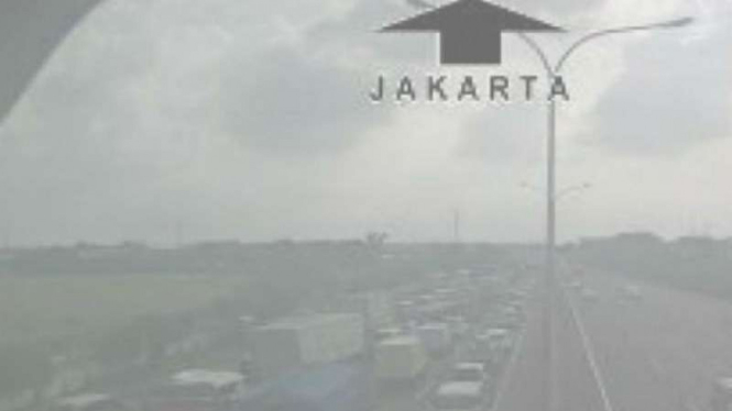 Kepadatan kendaraan di Km 54 Tol Cikampek, Rabu sore, 13 Juli 2016