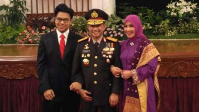 Kapolri Jenderal Tito Karnavian bersama istri dan anaknya usai pelantikan, Rabu (13/7/2016).