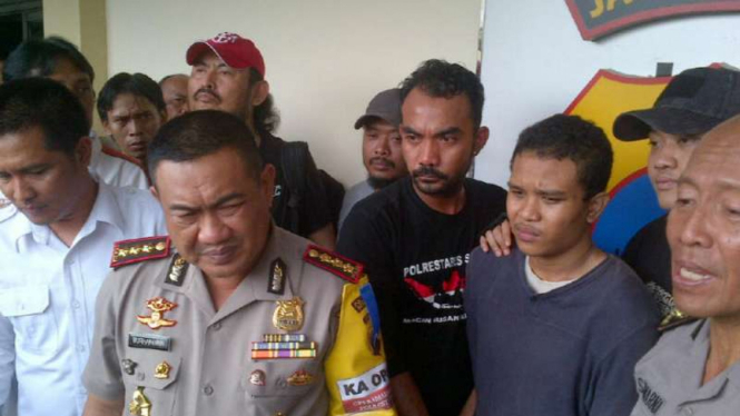 Tersangka (baju biru) pembunuh pengemudi Gojek di Semarang dibekuk.