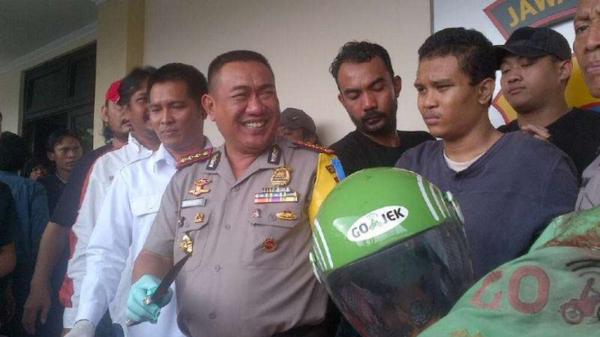 Wahyu Anggara (baju abu-abu), pelaku pembunuh driver Go-Jek di Semarang