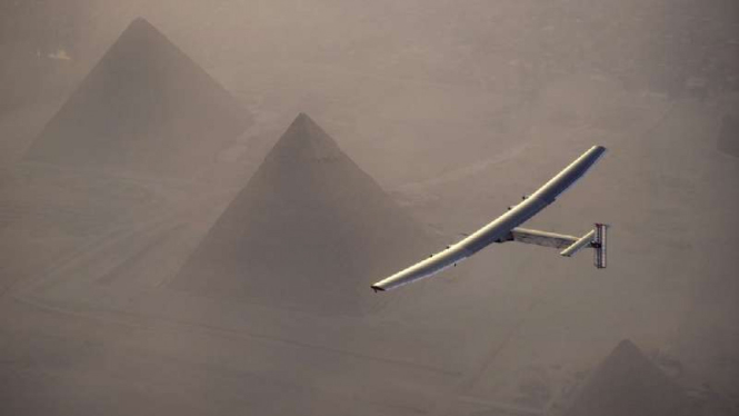Solar Impulse 2 terbang di atas situs PIramida Mesir