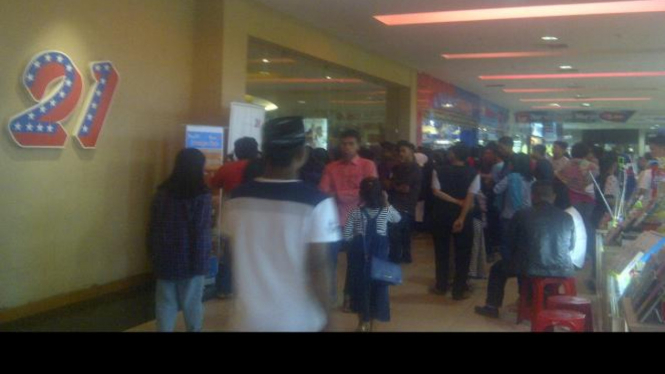 Walaupun Cinema 21 MTos Makassar belum dibuka, namun antrian sudah terlihat.