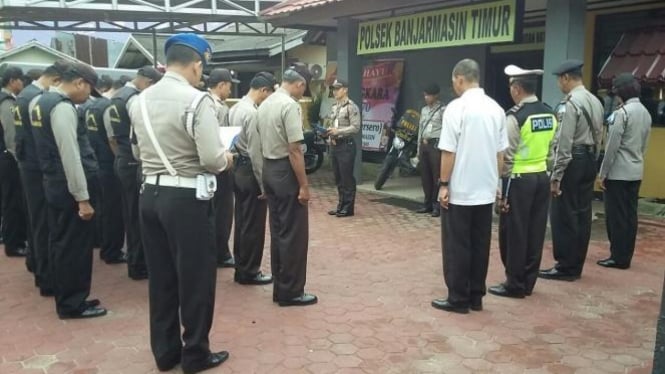 Anggota Polsek Banjarmasin Timur berdoa sejenak sebelum melaksanakan tugas.