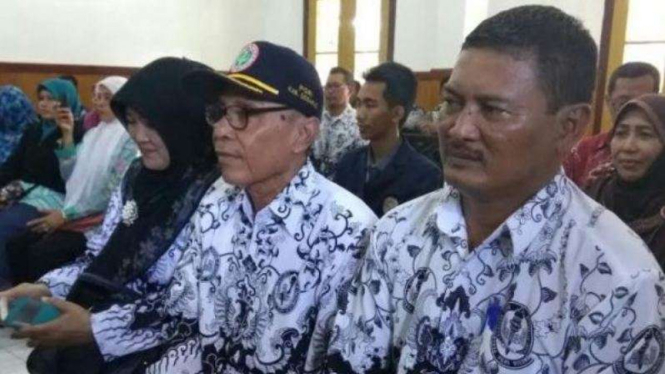 Muhammad Samhudi (kanan), menjalani sidang di PN Sidoarjo, Kamis (14/7/2016).