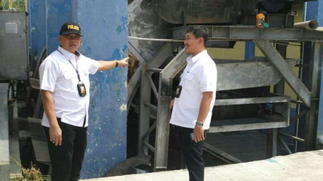 Polisi tinjau pompa rusak di pintu air waduk pluit, Jakarta, Kamis, 14 Juli 2016.