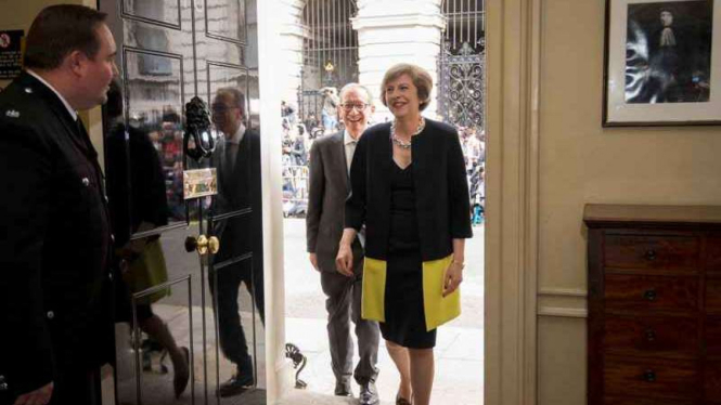 PM baru Inggris, Theresa May, saat memasuki kantornya di Downing Street 10, London.