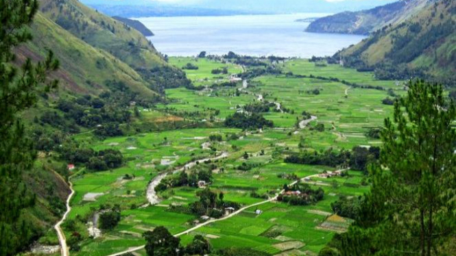 Lembah Bakkara di tepi Danau Toba.