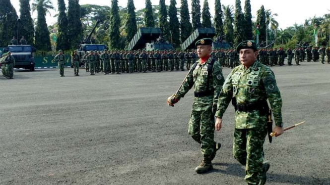 Pangkostrad, Letjen Edy Rahmayadi, saat inspeksi pasukan di Markas Kostrad Cilodong, Depok.