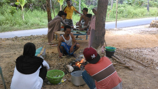 Keseruan bakar ikan bersama keluarga pasca Lebaran