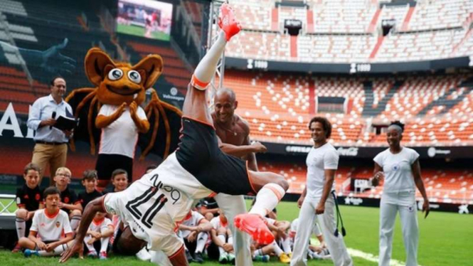 Luis Nani unjuk skill Capoeira di Mestalla