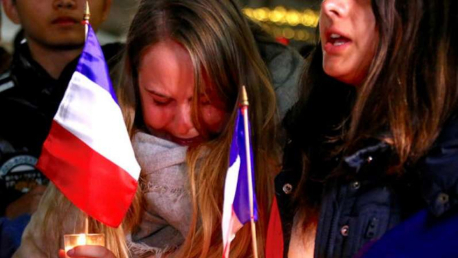 Komunitas warga Prancis di Sydney, Australia, menangis atas tragedi truk maut di Nice, Prancis, Jumat, 15 Juli 2016.