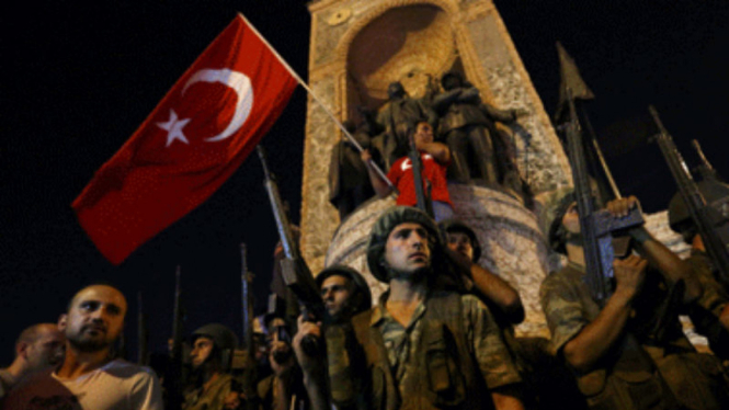 Militer Turki saat kudeta gagal 2016.