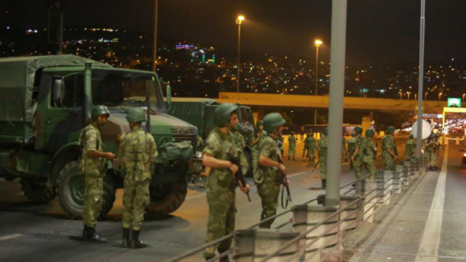 Personel Militer Turki kala kudeta berlangsung di Istanbul 15 Juli 2016.