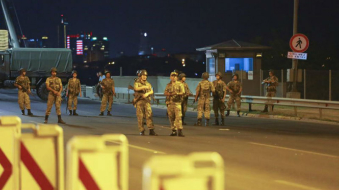 Militer pro pemerintah berjaga di jalan utama Turki.