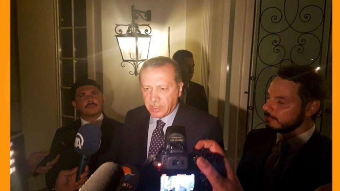 Presiden Turki, Recep Tayyip Erdogan, langsung pulang ke negaranya begitu mendengar kabar kudeta.
