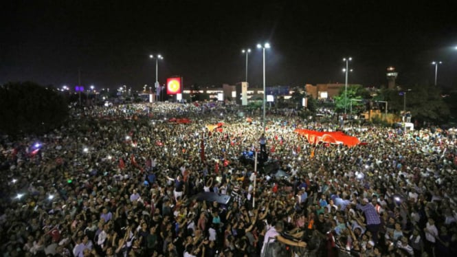 Massa pendukung Erdogan berkumpul saat kudeta militer Turki.