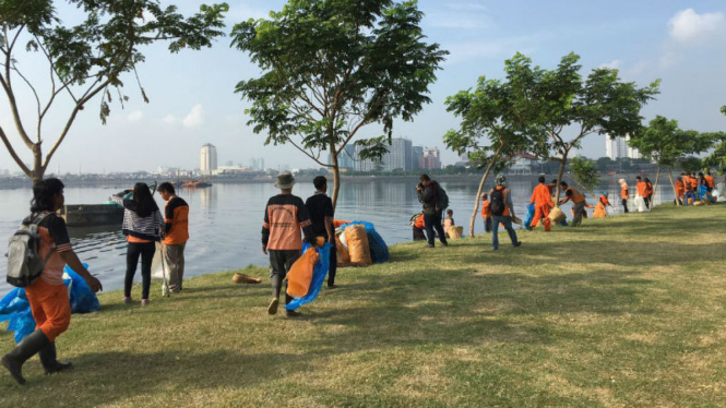 Pasukan oranye bersihkan waduk Pluit.