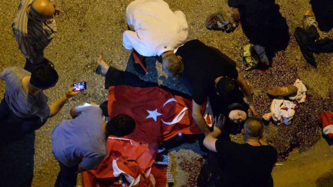 Seorang warga Turki luka-luka di dekat markas militer di Ankara.