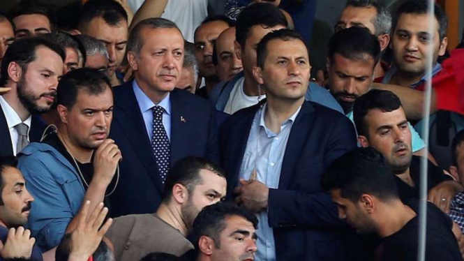 Presiden Turki, Recep Tayyip Erdogan, dikawal ketat usai kudeta gagal.