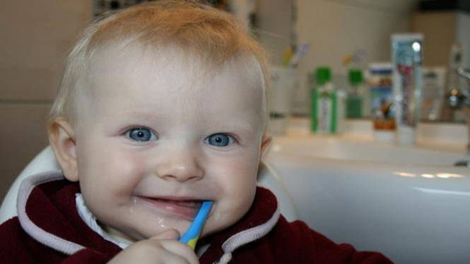 Menyikat gigi anak.