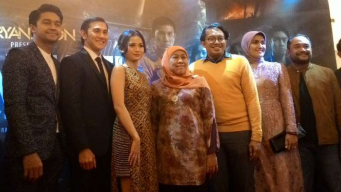 Para pemain film Bangkit! dan Menteri Sosial, Khofifah Indar Parawansa, saat pemutaran perdana di Cinema XXI Sutos, Surabaya, pada Sabtu malam, 16 Juli 2016.