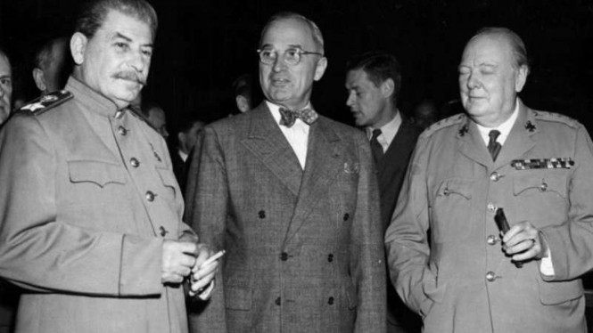 (Ki-ka): Josep Stalin, Harry S. Truman dan Winson Churchill di Postdam, Jerman.
