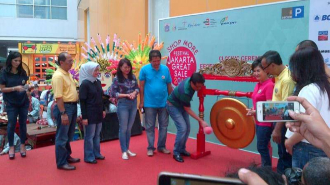 Wagub DKI Djarot Saiful Hidayat memukul gong dalam penutupan Festival Jakarta Great Sale 2016, Minggu, 17 Juli 2016.