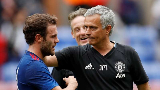 Manajer Manchester United, Jose Mourinho, dan Juan Mata