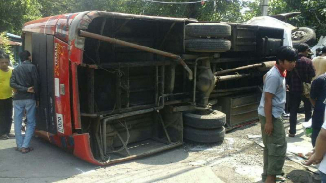 Bus Trans-Semarang terguling setelah menabrak pangakalan ojek di Kota Semarang pada Minggu, 17 Juli 2016.