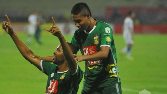 Pemain Bhayangkara Surabaya United, Thiago Furtuoso (kiri) melakukan selebrasi