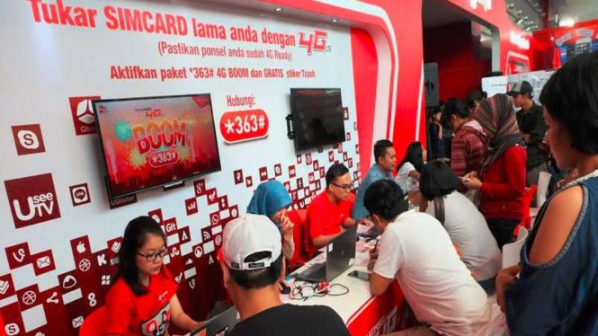 Suasana migrasi uSIM 4G Telkomsel di Jakarta Fair Kemayoran 2016