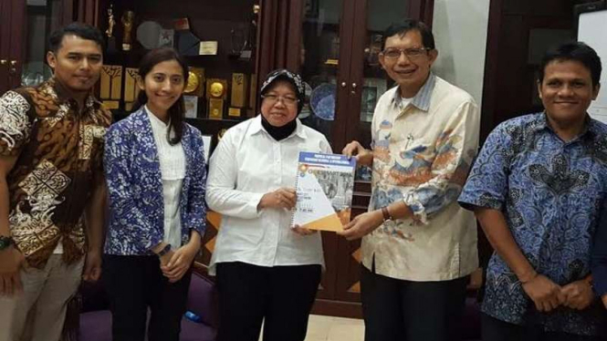 Suhono Harso Supangkat, pakar Smart City bersama Wali Kota Surabaya Tri Rismaharini.