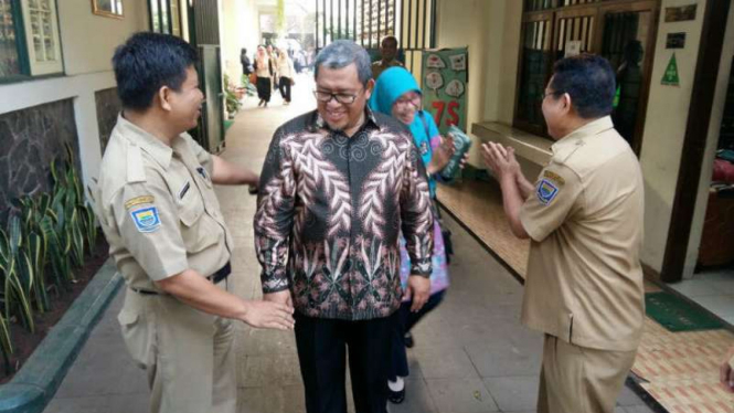 Gubernur Jawa Barat Ahmar Heryawan mengantar anaknya hari pertama sekolah