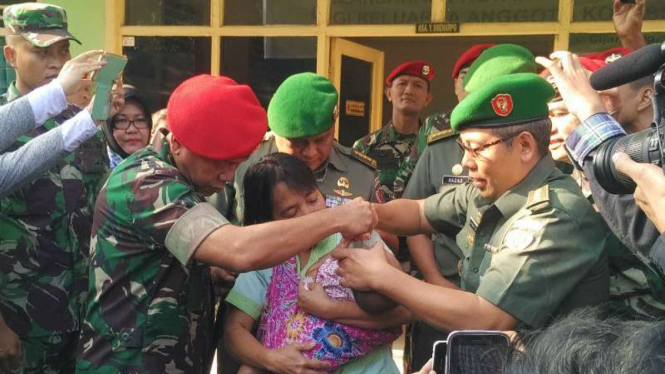 Kopassus gelar vaksinasi ulang terhadap anak-anak prajurit TNI yang diduga jadi korban vaksin palsu, di Cijantung, Jakarta Timur, Senin, 18 Juli 2016.