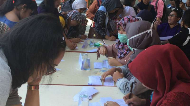 Pendataan vaksin palsu di RSIA Mutiara Bunda, Ciledug, Tangerang, Banten.