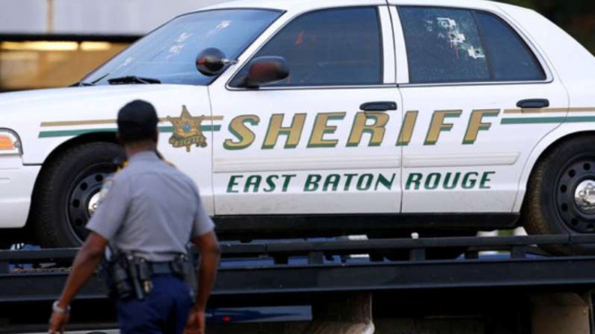 Mobil Sheriff East Baton Rouge, Louisiana, AS, dengan bekas tembakan di kaca.