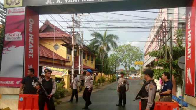 Aparat bersenjata lengkap berjaga di depan jalan masuk asrama Polisi Bina Brata Banjarmasin.