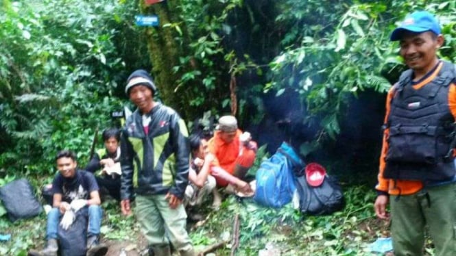 Tim SAR gabungan melakukan pencarian dua pendaki hilang di Gunung Slamet