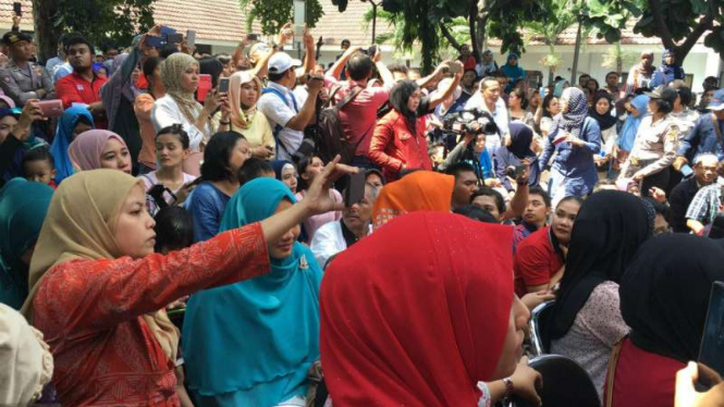 Orangtua korban vaksin palsu di RSIA Mutiara Bunda, Ciledug, Tangerang, Banten.