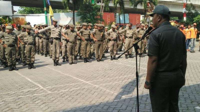 Apel aparat gabungan sebelum penertiban Taman BMW, Senin, 18 Juli 2016.