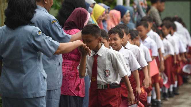 Ilustrasi/Guru pengajara dan murid