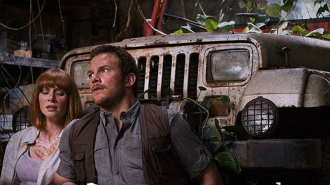 Chris Pratt dan Bryce Dallas Howard di film Jurassic World.