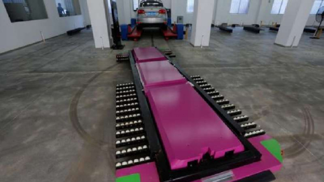 Robot yang mengelola parkir mobil buatan perusahaan China