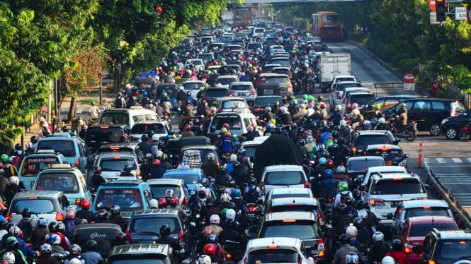 Ilustrasi kendaraan di jalan Jakarta.