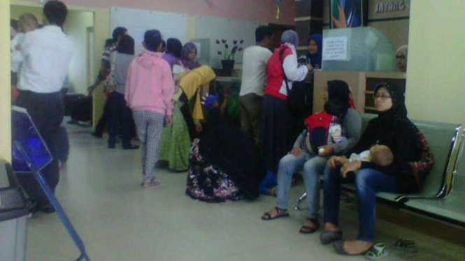Orangtua korban vaksin palsu di RSIA Sayang Bunda, Bekasi, Jawa Barat.